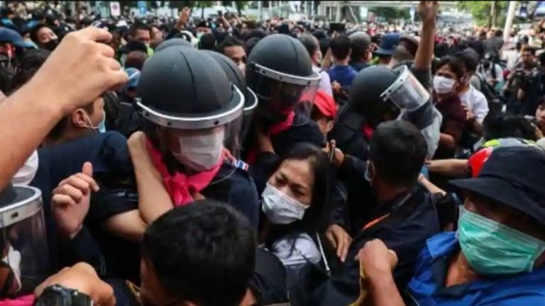 Biggest protests started in Thailand over political reforms | बैंकॉक में हजारों लोग सड़कों पर उतरे, इस छात्रनेता ने सरकार की नाक में किया दम