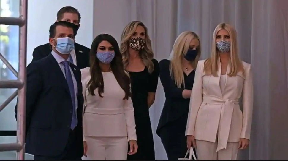 Donald Trump family finally wears facemasks during last presidential debate | US election 2020: आखिरकार ट्रंप परिवार को समझ आ ही गई मास्क की अहमियत