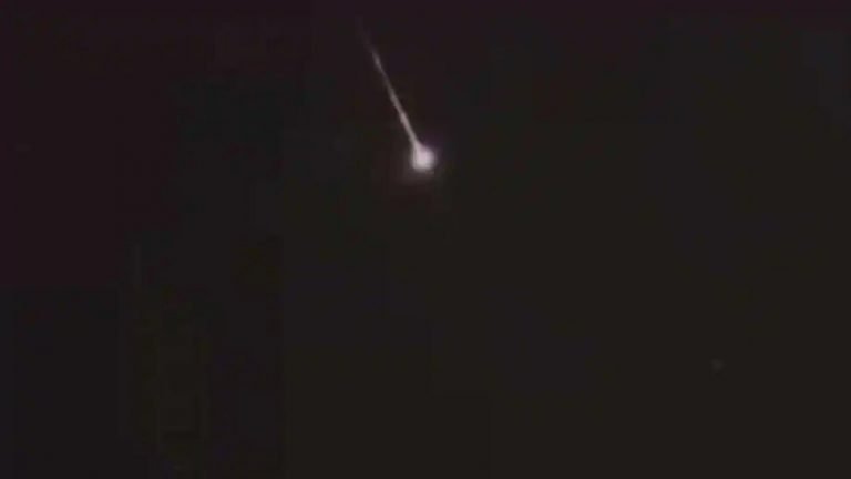 Colourful fireball spotted in Puerto Rican night sky | आसमान में चमकती हुई दिखी अजीबोगरीब चीज, देखकर डर गए लोग