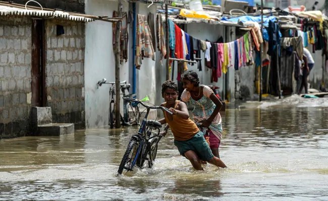 तेलंगाना में भीषण बारिश और अचानक आयी बाढ़ में 50 लोगों की मौत