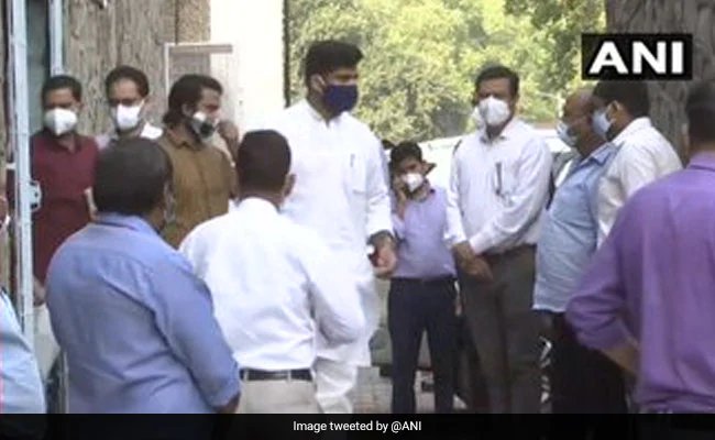 AIIMS से 12 जनपथ ले जाया गया रामविलास पासवान का पार्थिव शरीर, शोक में झुका राष्ट्रीय ध्वज
