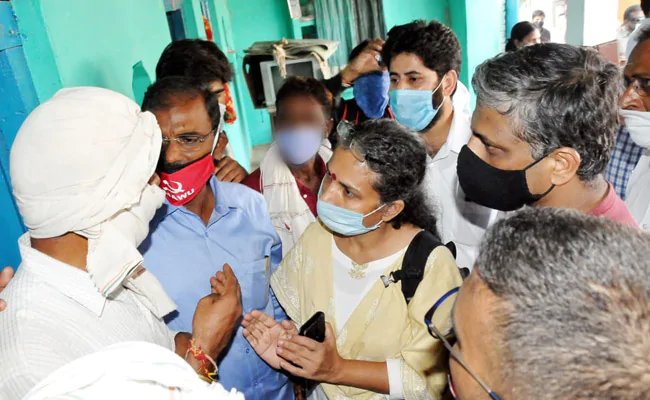 ट्रे़ड यूनियनों की टीम ने हाथरस में पीड़ित परिवार से की मुलाकात
