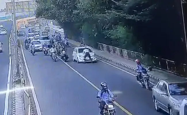 Delhi Crime : धौलाकुआं पर ट्रैफिक पुलिसकर्मी को कार चालक ने 400 मीटर तक घसीटा, CCTV में कैद हुई घटना