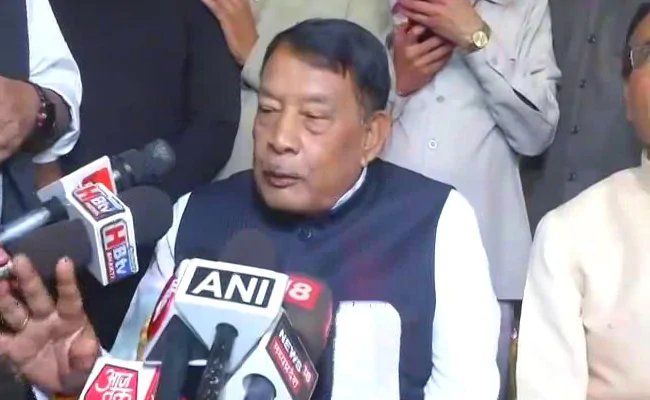 मध्यप्रदेश सरकार में मंत्री बिसाहूलाल सिंह के बिगड़े बोल, कांग्रेस प्रत्याशी की पत्नी को लेकर कहा अपशब्द