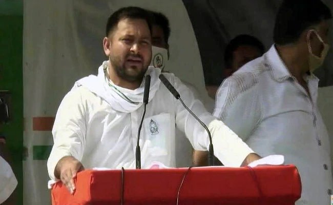 चुनावी रैली में तेजस्वी ने नीतीश कुमार पर कसा तंज- जब प्रवासी पैदल वापस आ रहे थे तो घर में बंद थे मुख्यमंत्री