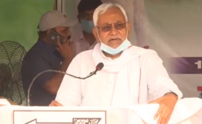 नीतीश ने तेजस्वी से पूछा- नौकरी दीजिएगा तो तनख्वाह का पैसा जेल से आएगा, या नकली नोट छापिएगा?
