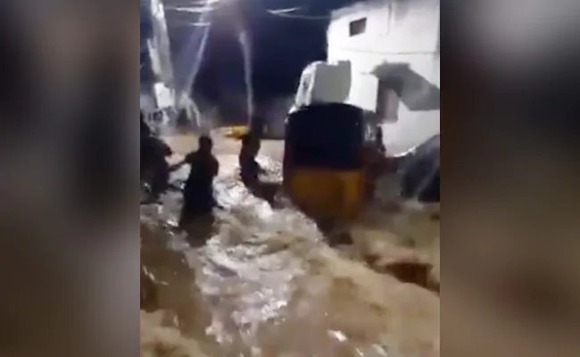 गलियों में बाढ़, सड़क पर बहती कार, हैदराबाद में भारी बारिश के बाद का नजारा, देखें वीडियो