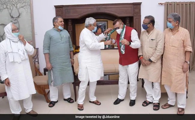 क्या गुप्तेश्वर पांडेय को टिकट नीतीश के इन सिपहसालारों के कारण नहीं मिला?