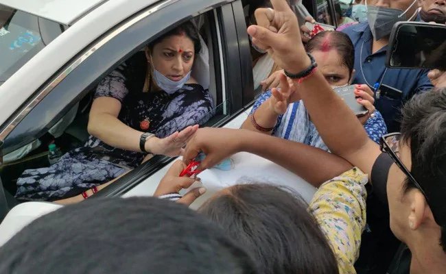 केंद्रीय मंत्री स्मृति ईरानी हुईं कोरोना पॉजिटिव, ट्वीट कर दी जानकारी