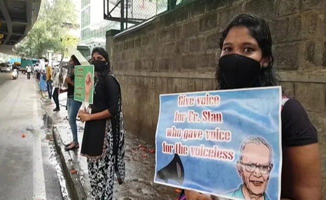 भीमा कोरेगांव मामले में पादरी की गिरफ्तारी के खिलाफ बनाई गई 3 किलोमीटर लंबी ह्यूमन चेन