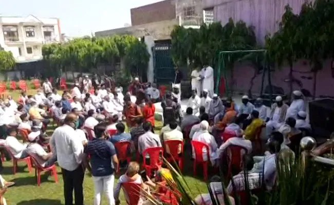 हाथरस कांड की पीड़िता के घर के पास हुई सभा, 'आरोपियों के लिए न्याय' की उठी मांग