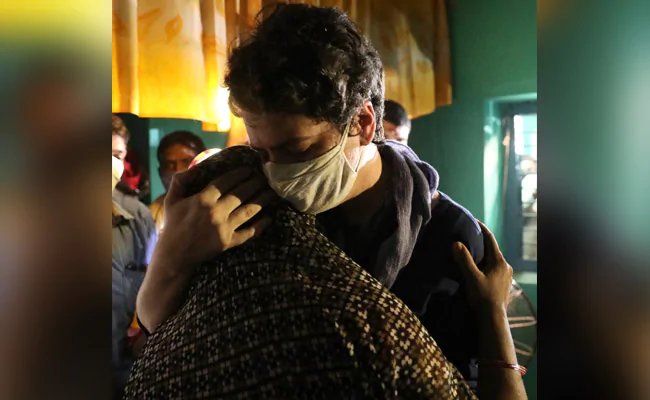 हाथरस गैंगरेप: पीड़ित परिवार की ओर से प्रियंका गांधी की यूपी सरकार से दो मांगें, तीन सवाल