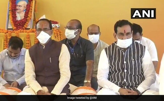 MP : शिवराज ने इमरती देवी पर टिप्पणी के खिलाफ रखा मौन व्रत, कांग्रेस से माफी की मांग