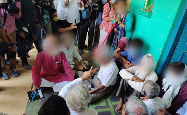 Hathras Gangrape Case : पीड़िता के घर कई दिनों तक ठहरी संदिग्ध महिला जांच के दायरे में