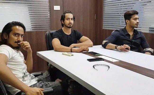 कभी थे तंगहाल लेकिन सोशल मीडिया के सहारे इन युवाओं ने शोहरत भी हासिल की और दौलत भी..