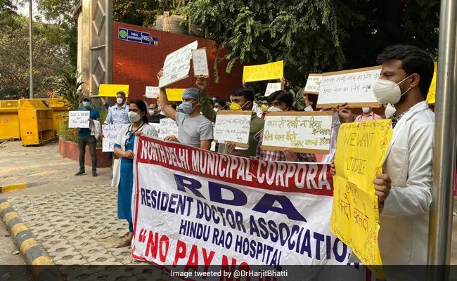 दिल्ली : नगर निगम के अस्पतालों में वेतन नहीं मिलने पर हड़ताल कर रहे डॉक्टरों को मिला समर्थन