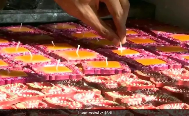 New initiative of mentally challenged students in chandigarh making lamps and candles on the occasion of Diwali – मानसिक रूप से विकलांग छात्रों की नई पहल, दिवाली के मौके पर बना रहे मिट्टी के दीपक और मोमबत्तियां