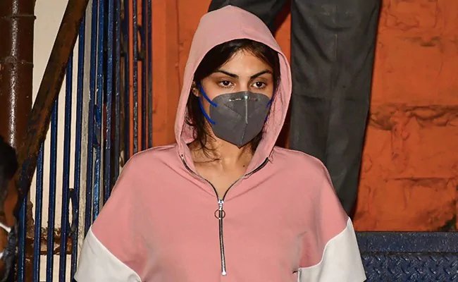 रिया चक्रवर्ती ने अदालत से सुशांत सिंह राजपूत की बहनों के खिलाफ FIR रद्द ना करने की अपील की