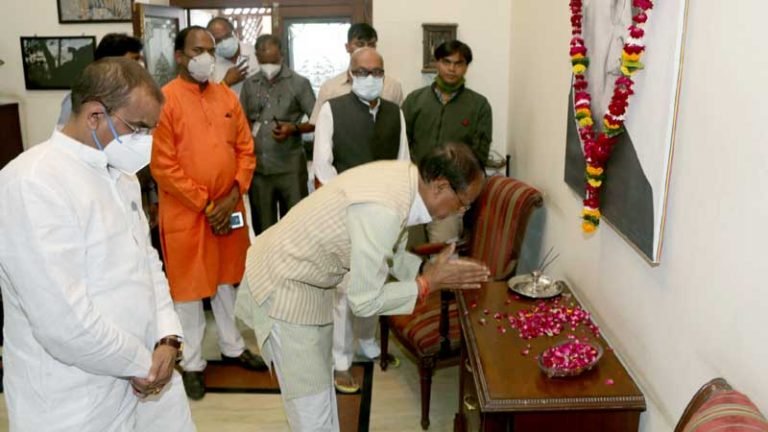 मुख्यमंत्री श्री चौहान ने पूर्व वित्त मंत्री श्री मलैया के घर पहुंचकर शोक संवेदनाएं व्यक्त कीं