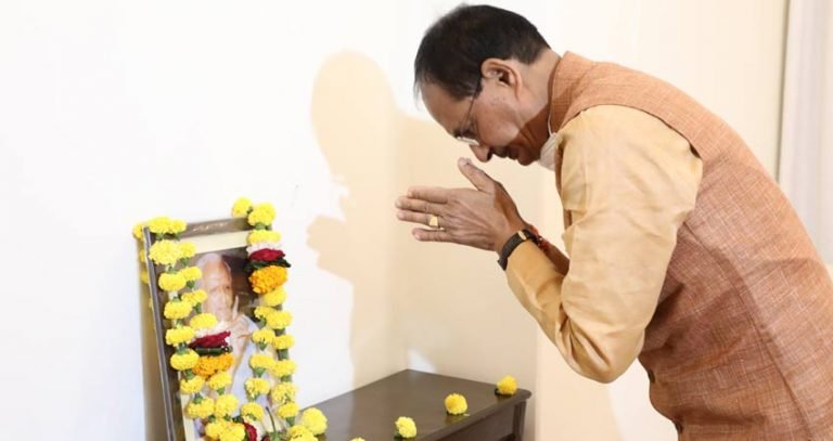 मुख्यमंत्री श्री चौहान ने सेवाभावी स्व. श्री दत्तोपंत ठेंगड़ी की जयंती पर श्रद्धासुमन किये अर्पित