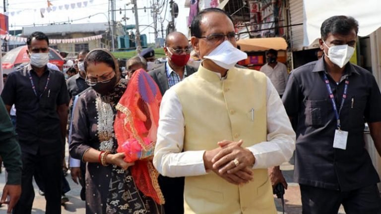 मुख्यमंत्री श्री चौहान ने दीपावली के अवसर पर पूजन सामग्री खरीदी