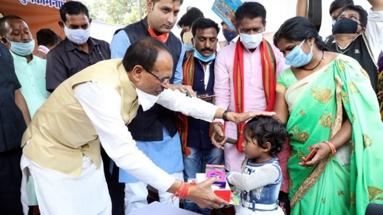 मुख्यमंत्री श्री चौहान ने झुग्गी बस्ती पहुंचकर नन्हे-मुन्ने बच्चों के साथ दिवाली मनाई