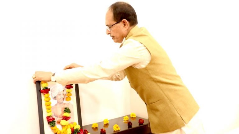 मुख्यमंत्री श्री चौहान द्वारा शहीद बिरसा मुंडा की जयंती पर नमन