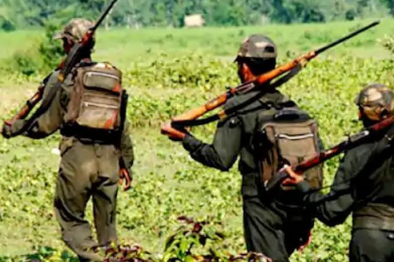 छत्तीसगढ़: नक्सलियों ने बारूदी सुरंग लगाकर वाहन को उड़ाया, 2 ग्रामीण घायल