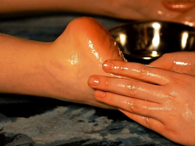 best body massage oil for glowing skin: ठंड के मौसम में जरूर करें शरीर की मालिश, जानें किस तेल से मिलेगा सबसे ज्‍यादा फायदा – best oils for body massage during winter in hindi