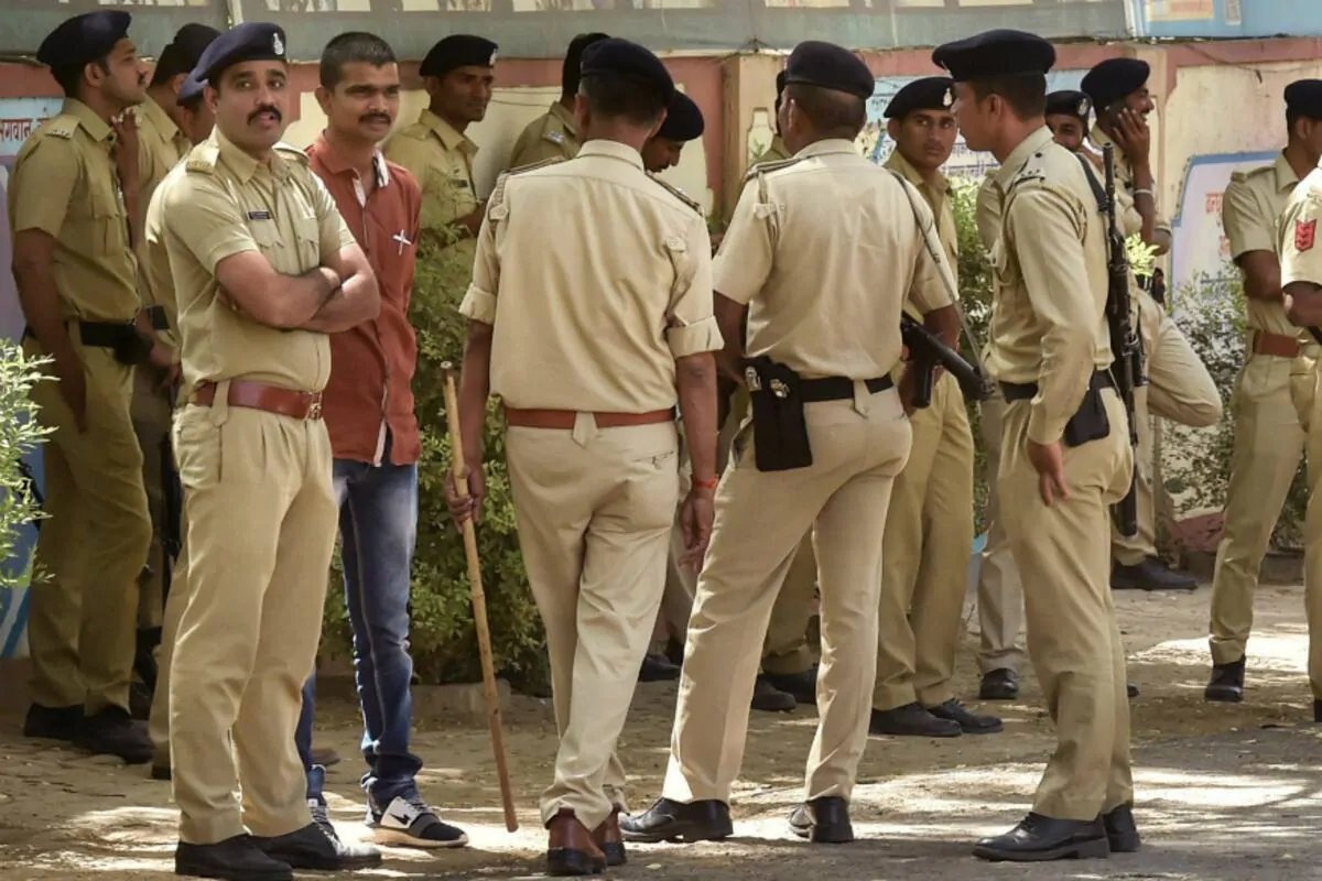 जिस थाने को मिला इनाम, उसके सामने ही खड़ी बाइक की डिक्की से 1 लाख रुपये चोरी