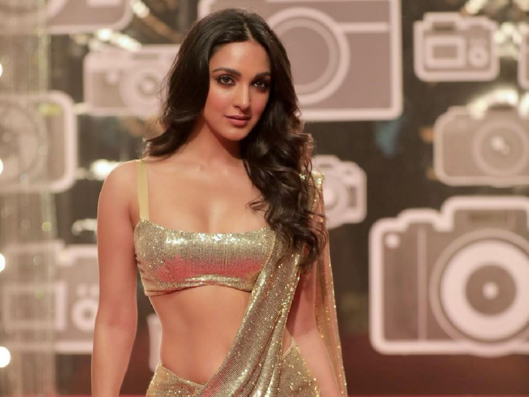kiara advani golden sari: कियारा आडवाणी ने पहन ली इतनी बोल्ड साड़ी, जिसे देख फैंस बोले- ‘उफ्फ-उफ्फ-उफ्फ’ – kiara advani looks beautiful in manish malhotra golden saree
