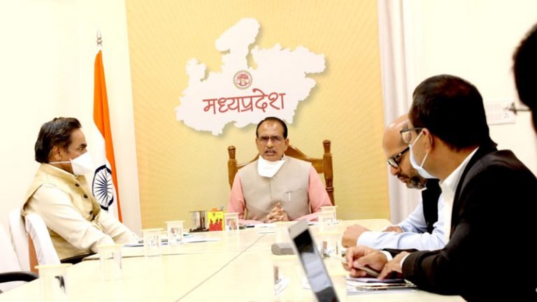 कोरोना संक्रमण रोकने जन-जागृति और जनसहयोग से बचाव के सभी उपाय करें : मुख्यमंत्री श्री चौहान