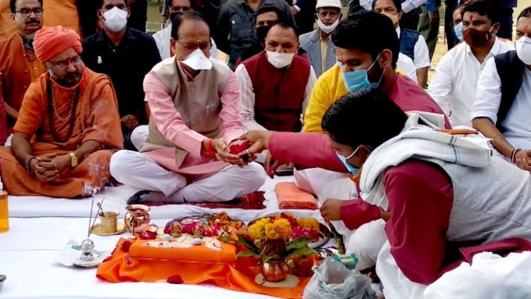 मुख्यमंत्री श्री शिवराज सिंह चौहान ने प्रदेश एवं विश्व कल्याण के लिये किया गौ-पूजन