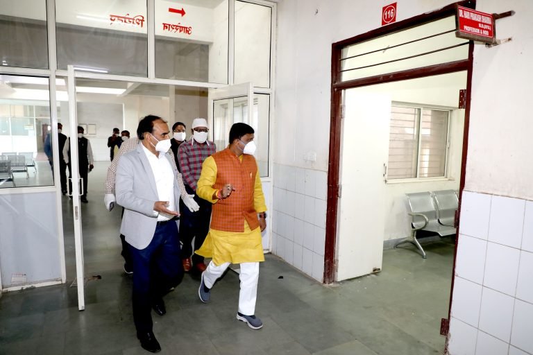 राज्य मंत्री श्री कावरे ने किया आयुष के कॉलेज और हॉस्पिटल्स का निरीक्षण