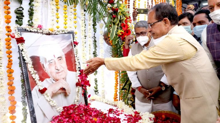 मुख्यमंत्री श्री चौहान ने स्व. कैलाश जोशी की पुण्यतिथि पर किया नमन