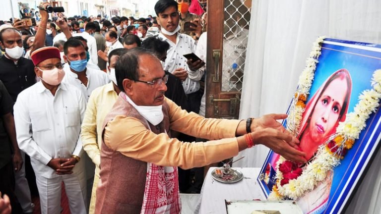 मुख्यमंत्री श्री चौहान ने केंद्रीय मंत्री श्री गहलोत के घर जाकर शोक प्रकट किया