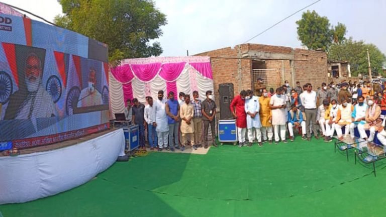 संविधान दिवस पर मुख्यमंत्री श्री चौहान ने देखा प्रधानमंत्री श्री मोदी के कार्यक्रम का सीधा प्रसारण