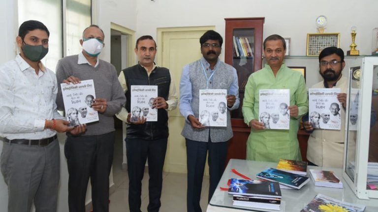 मंत्री श्री सखलेचा द्वारा विज्ञान कथा और काव्य कोष पत्रिका का विमोचन