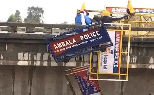 5 Dramatic Photos of Huge Farmer-Cop Clash On Haryana Bridge – 5 नाटकीय फोटो में देखें हरियाणा में पुल पर हुई पुलिस और किसानों के बीच झड़प के नजारे