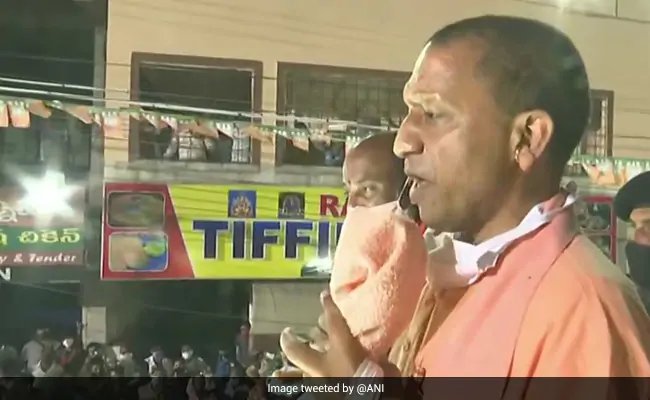 VIDEO: Hyderabad will also change its name? CM Yogi, doing road show, replied – BJP comes if the name will be done … – VIDEO : हैदराबाद का भी बदलेंगे नाम? रोड शो कर रहे CM योगी ने दिया जवाब – BJP आई तो नाम हो जाएगा…