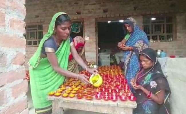 गैरकानूनी शराब बनाने वाले गांव को पुलिस कप्तान ने दिखाई सही राह, मधुमक्खी के वैक्स से बना रहे दीये