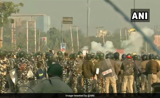 Farmers Protest: Police use tear gas shells to disperse protesting farmers at Singhu border  – कृषि कानून : दिल्ली कूच कर रहे किसानों पर आंसू गैस के गोले दागे, बॉर्डर किए गए सील; 10 बड़ी बातें
