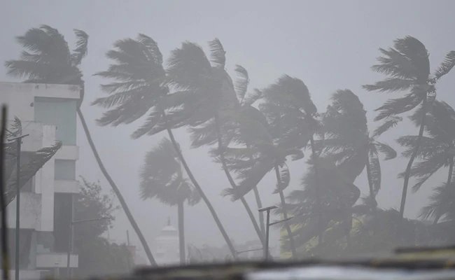 Cyclone nivar: Chennai airport closed, warship on standby – 10 big points – तट से टकराया चक्रवात निवार, चेन्नई और पुडुचेरी में भारी बारिश – 10 बड़ी बातें