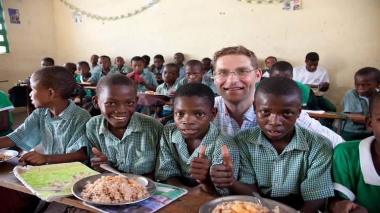 UK government agreed to give free meals to the poorest children in school |अत्यधिक गरीब बच्चों को स्कूल में मुफ्त भोजन देने के लिए सहमत हुई ब्रिटेन सरकार