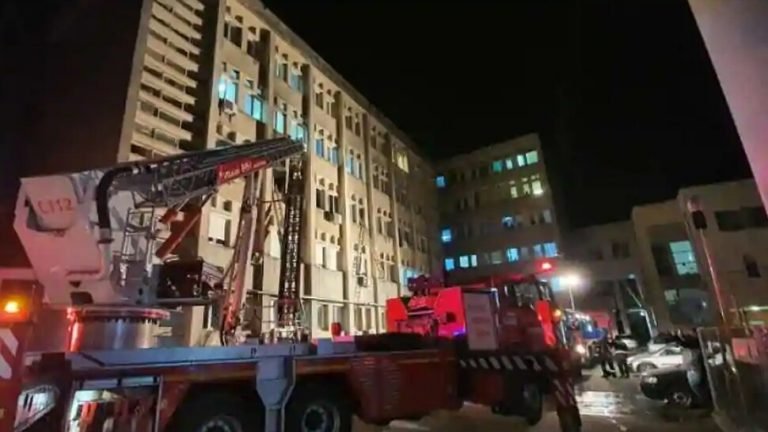Doctor tried to save Covid patients from Romania hospital fire hailed as hero | अस्पताल में लगी आग, डॉक्टर ने खुद 40 फीसदी जलने के बावजूद बचाई मरीजों की जान