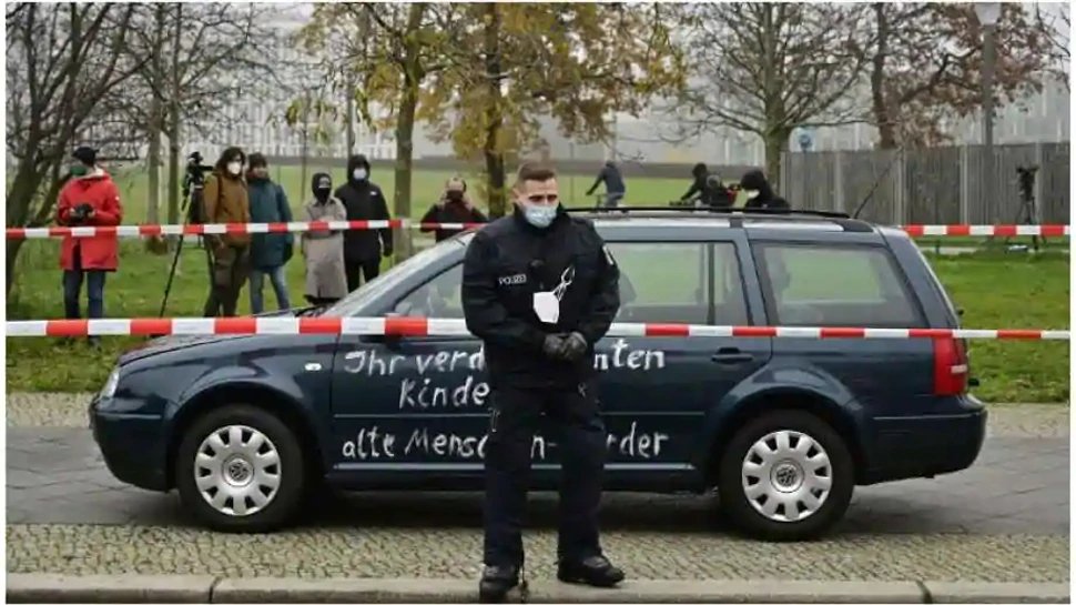 Car crashes into gate of Angela Merkels office, motive unclear| जर्मन चांसलर Angela Merkel के कार्यालय से जा भिड़ी कार, इस ‘Slogan’ से मची खलबली