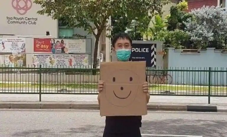 Singapore charges activist Jolovan Wham, who held up a smiley face sign| बिना अनुमति प्रदर्शन करने वाले अकेले व्यक्ति के खिलाफ Singapore ने उठाया यह कदम