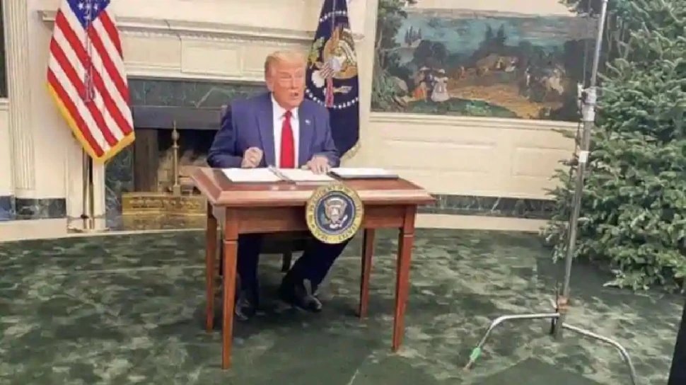 Will be surprised to see Trump’s Tiny table, social media users made such funny comments | राष्‍ट्रपति पद से विदा हो रहे Trump की टेबल देखकर रह जाएंगे हैरान, सोशल मीडिया पर छाए MEMES