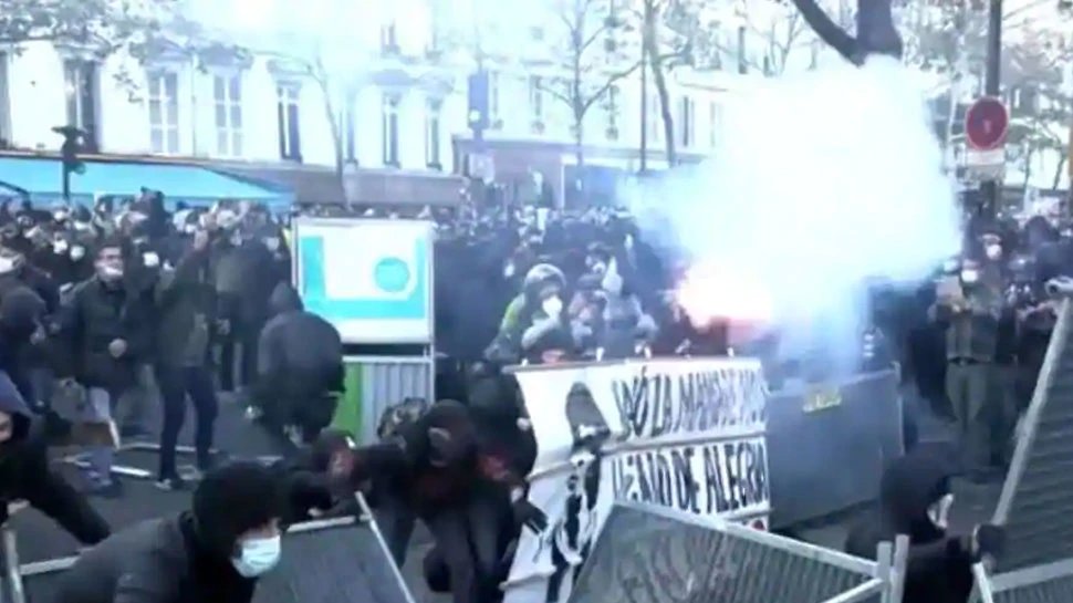 Security Forces in France fire tear gas at protesters over police violence | फ्रांस : पुलिस हिंसा के विरोध में जबर्दस्त प्रदर्शन, जानिए कैसे हैं हालात