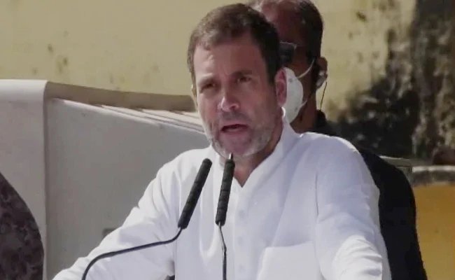 rahul gandhi and shashi tharoor hits at modi government over RBI allowing tycoon based banking sector – कारोबारियों को बैंक खोलने की अनुमति देने की सिफारिश पर भड़के राहुल गांधी, कहा- पहले क्रोनोलॉजी समझिए…